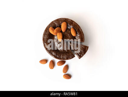 Schokoladenkuchen mit Mandeln auf einem weißen Hintergrund. Stockfoto