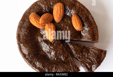 Schokoladenkuchen mit Mandeln auf einem weißen Hintergrund. Stockfoto