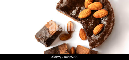 Schokoladenkuchen mit Mandeln auf einem weißen Hintergrund. Stockfoto