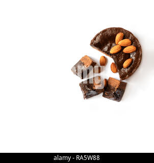 Schokoladenkuchen mit Mandeln auf einem weißen Hintergrund. Stockfoto