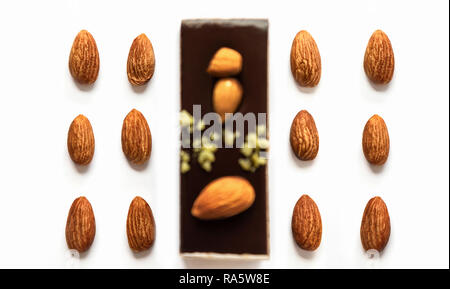 Schokoladenkuchen mit Mandeln auf einem weißen Hintergrund. Stockfoto