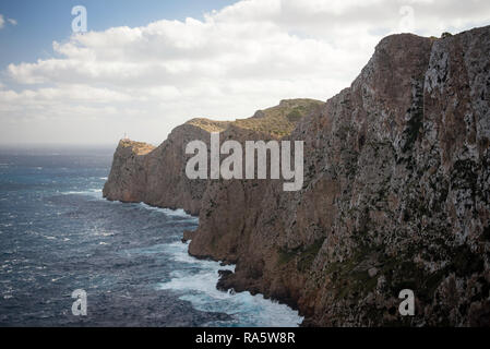 Leuchtturm und Cliff rock am Cap de Formentor auf Mallorca, Spanien Stockfoto