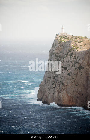 Leuchtturm und Cliff rock am Cap de Formentor auf Mallorca, Spanien Stockfoto