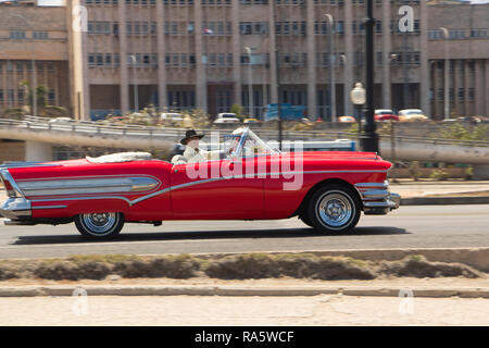 Klassischer roter amerikanischer Oldtimer 1958 Buick Special Cabrio in Havanna, Kuba, Karibik Stockfoto