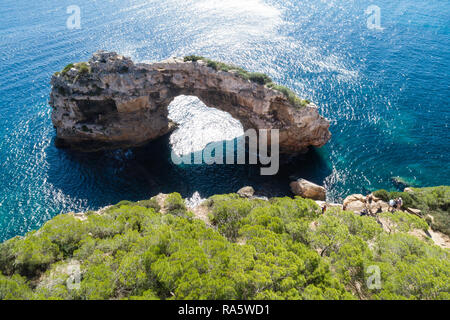 Es Pontas, einem natürlichen Felsbogen an der Küste von Cala Santanyi, Mallorca, Balearen, Spanien