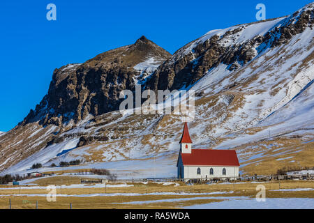 Reyniskirkja Kirche an der Südküste, in der Nähe von Reynisfjara schwarze Sandstrand und Vik, Island Stockfoto