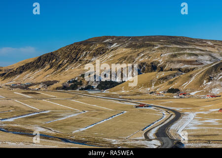 Ring Road schlängelt sich durch Landwirtschaft Land zwischen Vík í Mýrdal und Skogafoss in Island Stockfoto