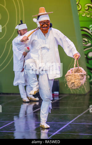 Koreanische Volkstänzer treten auf dem Maskdance-Festival in Andong Südkorea auf Stockfoto