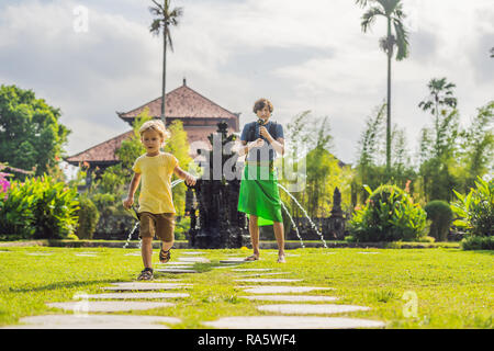 Vater und Sohn Touristen im traditionellen balinesischen Hindu Tempel Taman Ayun in Mengwi. Bali, Indonesien Reisen mit Kindern Konzept Stockfoto