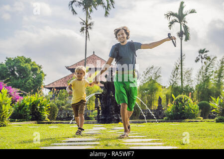 Vater und Sohn Touristen im traditionellen balinesischen Hindu Tempel Taman Ayun in Mengwi. Bali, Indonesien Reisen mit Kindern Konzept Stockfoto