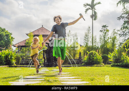 Vater und Sohn Touristen im traditionellen balinesischen Hindu Tempel Taman Ayun in Mengwi. Bali, Indonesien Reisen mit Kindern Konzept Stockfoto