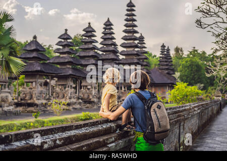 Vater und Sohn Touristen im traditionellen balinesischen Hindu Tempel Taman Ayun in Mengwi. Bali, Indonesien Reisen mit Kindern Konzept Stockfoto