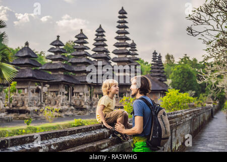 Vater und Sohn Touristen im traditionellen balinesischen Hindu Tempel Taman Ayun in Mengwi. Bali, Indonesien Reisen mit Kindern Konzept Stockfoto