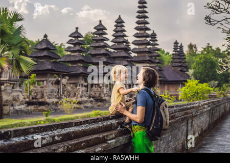 Vater und Sohn Touristen im traditionellen balinesischen Hindu Tempel Taman Ayun in Mengwi. Bali, Indonesien Reisen mit Kindern Konzept Stockfoto