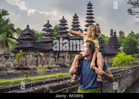 Vater und Sohn Touristen im traditionellen balinesischen Hindu Tempel Taman Ayun in Mengwi. Bali, Indonesien Reisen mit Kindern Konzept Stockfoto