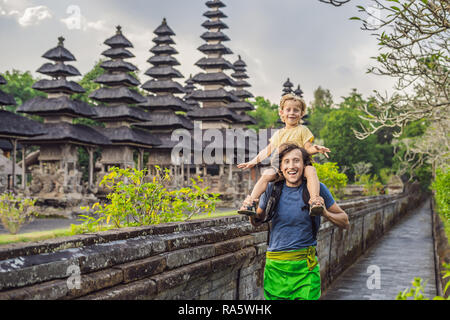 Vater und Sohn Touristen im traditionellen balinesischen Hindu Tempel Taman Ayun in Mengwi. Bali, Indonesien Reisen mit Kindern Konzept Stockfoto