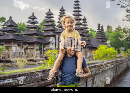 Vater und Sohn Touristen im traditionellen balinesischen Hindu Tempel Taman Ayun in Mengwi. Bali, Indonesien Reisen mit Kindern Konzept Stockfoto