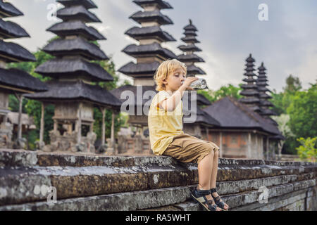 Junge Touristen in traditionellen balinesischen Hindu Tempel Taman Ayun in Mengwi. Bali, Indonesien Reisen mit Kindern Konzept Stockfoto