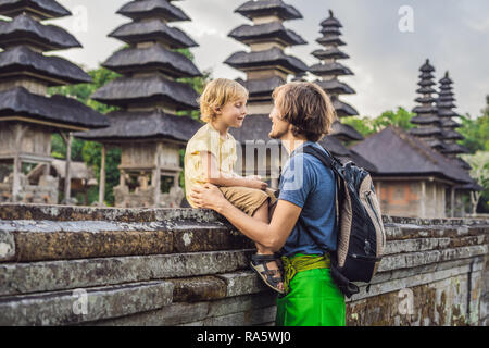 Vater und Sohn Touristen im traditionellen balinesischen Hindu Tempel Taman Ayun in Mengwi. Bali, Indonesien Reisen mit Kindern Konzept Stockfoto