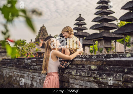 Mutter und Sohn Touristen im traditionellen balinesischen Hindu Tempel Taman Ayun in Mengwi. Bali, Indonesien Reisen mit Kindern Konzept Stockfoto