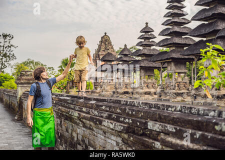 Vater und Sohn Touristen im traditionellen balinesischen Hindu Tempel Taman Ayun in Mengwi. Bali, Indonesien Reisen mit Kindern Konzept Stockfoto