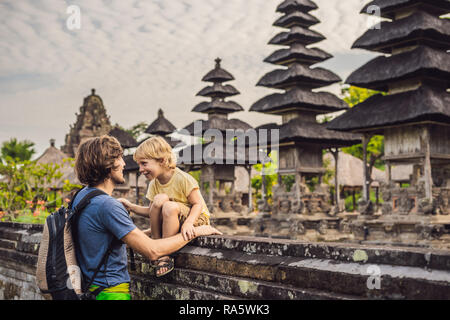 Vater und Sohn Touristen im traditionellen balinesischen Hindu Tempel Taman Ayun in Mengwi. Bali, Indonesien Reisen mit Kindern Konzept Stockfoto