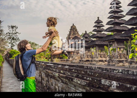 Vater und Sohn Touristen im traditionellen balinesischen Hindu Tempel Taman Ayun in Mengwi. Bali, Indonesien Reisen mit Kindern Konzept Stockfoto