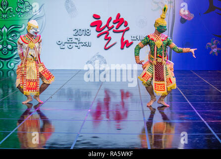 ANDONG, SÜDKOREA - Okt 01: Thailändische Tänzerinnen die traditinal Khon Thai Tanz an der Maske Dance Festival in Andong Südkorea am 01. Oktober Stockfoto