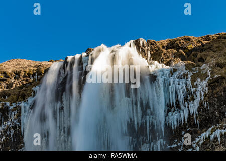 Der Wasserfall Seljalandsfoss entlang dem Fluss Seljalandsá, die aus der Gletschers Eyjafjallajökull verursacht wird, entlang der Südküste Islands Stockfoto