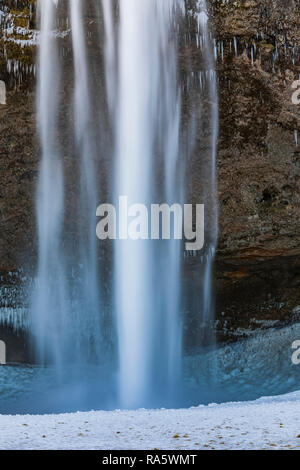 Der Wasserfall Seljalandsfoss entlang dem Fluss Seljalandsá, die aus der Gletschers Eyjafjallajökull verursacht wird, entlang der Südküste Islands Stockfoto