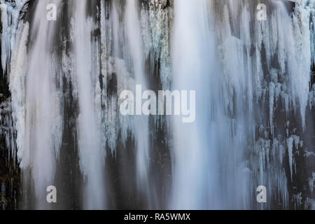 Der Wasserfall Seljalandsfoss entlang dem Fluss Seljalandsá, die aus der Gletschers Eyjafjallajökull verursacht wird, entlang der Südküste Islands Stockfoto