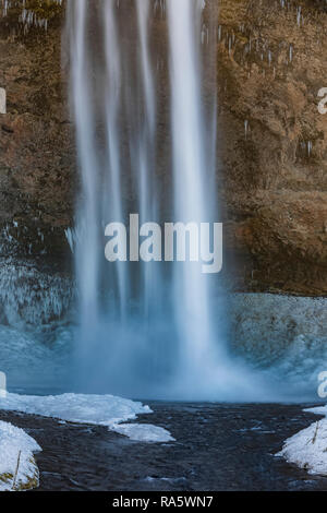 Der Wasserfall Seljalandsfoss entlang dem Fluss Seljalandsá, die aus der Gletschers Eyjafjallajökull verursacht wird, entlang der Südküste Islands Stockfoto