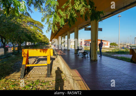 Silhouetten von Menschen warten auf einem Bahnsteig. In Alexandroupolis, Griechenland fotografiert. Stockfoto