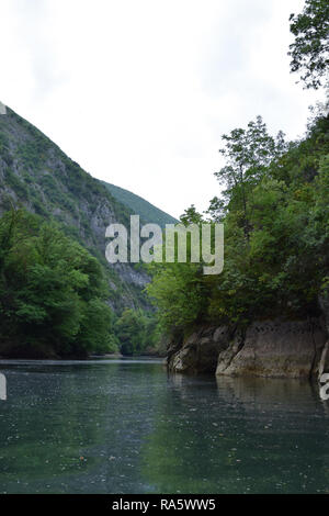 Treska Fluss in Matka Canyon. Skopje, Mazedonien. Stockfoto