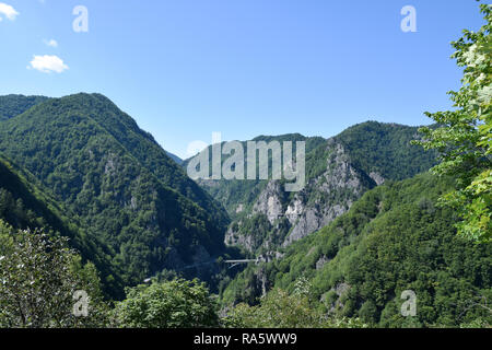 Berg in der Nähe von Poenari Cetatea Schloss. Arges River Valley, Rumänien. Stockfoto