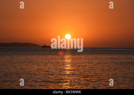 Goldene Stunde Sonnenuntergang mit Blick auf die Insel Korfu. Sonnenuntergang am Strand in der Nähe von Ksamil Saranda, Albanien. Stockfoto