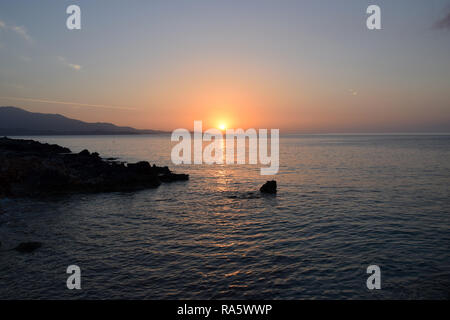 Goldene Stunde Sonnenuntergang mit Blick auf die Insel Korfu. Sonnenuntergang am Strand in der Nähe von Ksamil Saranda, Albanien. Stockfoto