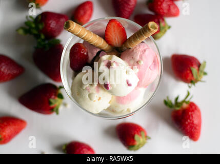 Eine Tasse Eis mit Erdbeeren und rollte Wafer. eis Nahaufnahme. Stockfoto