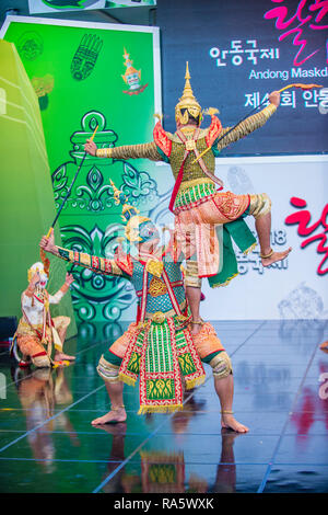 Thailändische Tänzerinnen, die den traditionellen Thai-Khon-Tanz auf dem Maskentanzfestival in Andong Südkorea darlegen Stockfoto