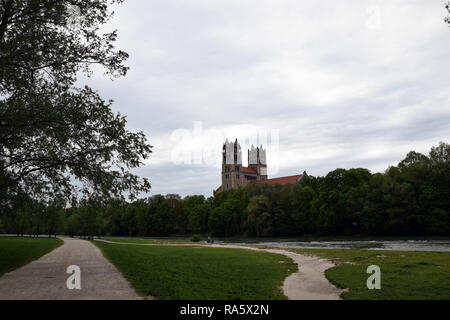 St. Maximilian Kirche, Ansicht von Izara River. München, Deutschland. Stockfoto