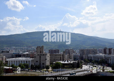 Skopje, Mazedonien - Mai 2017: Panorama der Skopje City Center, mit Berg Vodno Hintergrund. Stockfoto