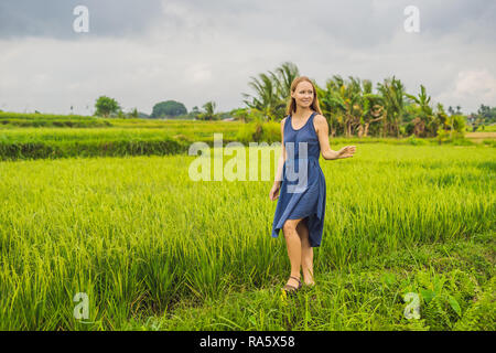 Junge Frau auf Grün cascade Reisfeld Plantage. Bali, Indonesien Stockfoto