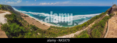 Top Luftaufnahme von Schönheit Bali Beach. Leere Paradies Strand, blaues Meer Wellen in Insel Bali, Indonesien. Von Suluban und Nyang Nyang Ort Stockfoto