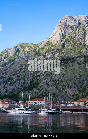 Die Bucht von Kotor ist die nächste Sache zu einem Fjord, dass Südeuropa hat, bietet einen spektakulären Blick über die Bucht von Kotor, Montenegro. Stockfoto