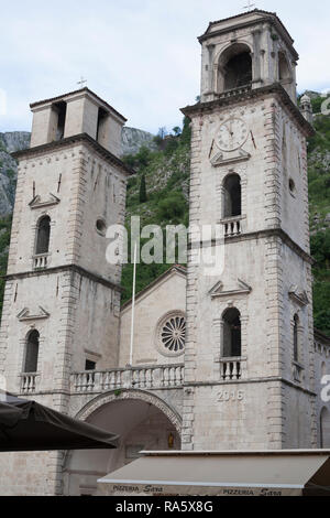 Kirchen, Plätze und viele Restaurants umgeben von Geschäften in der Altstadt von Kotor, Montenegro Stockfoto