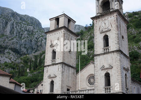 Kirchen, Plätze und viele Restaurants umgeben von Geschäften in der Altstadt von Kotor, Montenegro Stockfoto