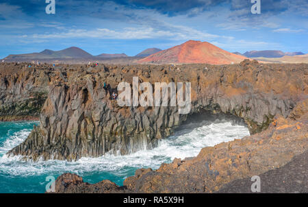 Die robuste vulkanischen Felsen an der Küste von Los Hervideros auf den Inseln Lanzarote, von den wilden Atlantik zerstieß Stockfoto