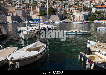 Kleine Segelboote im flachen Tiefgang des Hafens von Porat, Dubrovnik, Kroatien Stockfoto