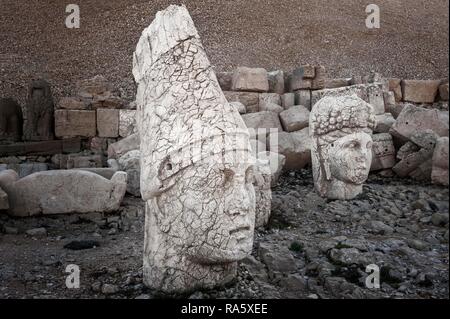 Berg Nemrut Heiligtum, UNESCO-Weltkulturerbe, Statuen auf der westlichen Terrasse, Ruinen der Kommagene Zivilisation Stockfoto