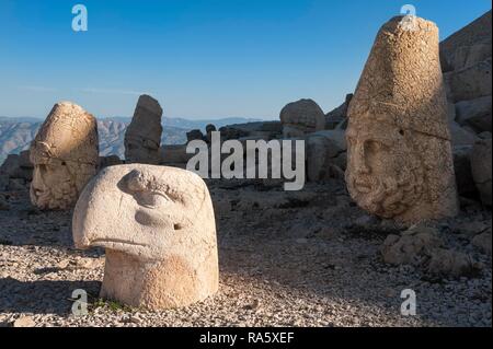 Berg Nemrut Heiligtum, UNESCO-Weltkulturerbe, Statuen auf der westlichen Terrasse, Ruinen der Kommagene Zivilisation Stockfoto